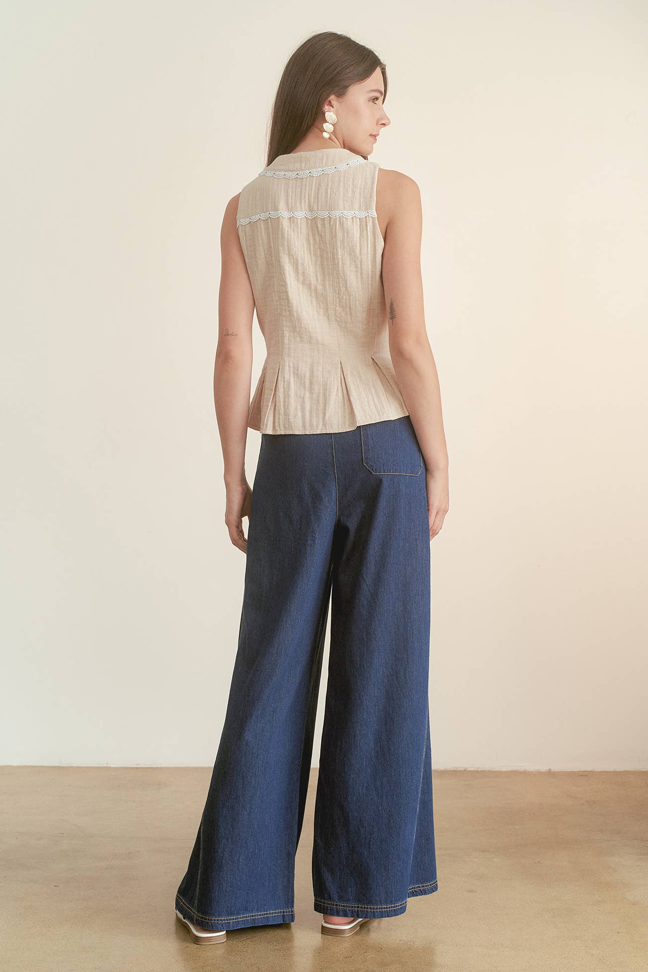 Scallop Edge Lace Detail Collar Vest Top