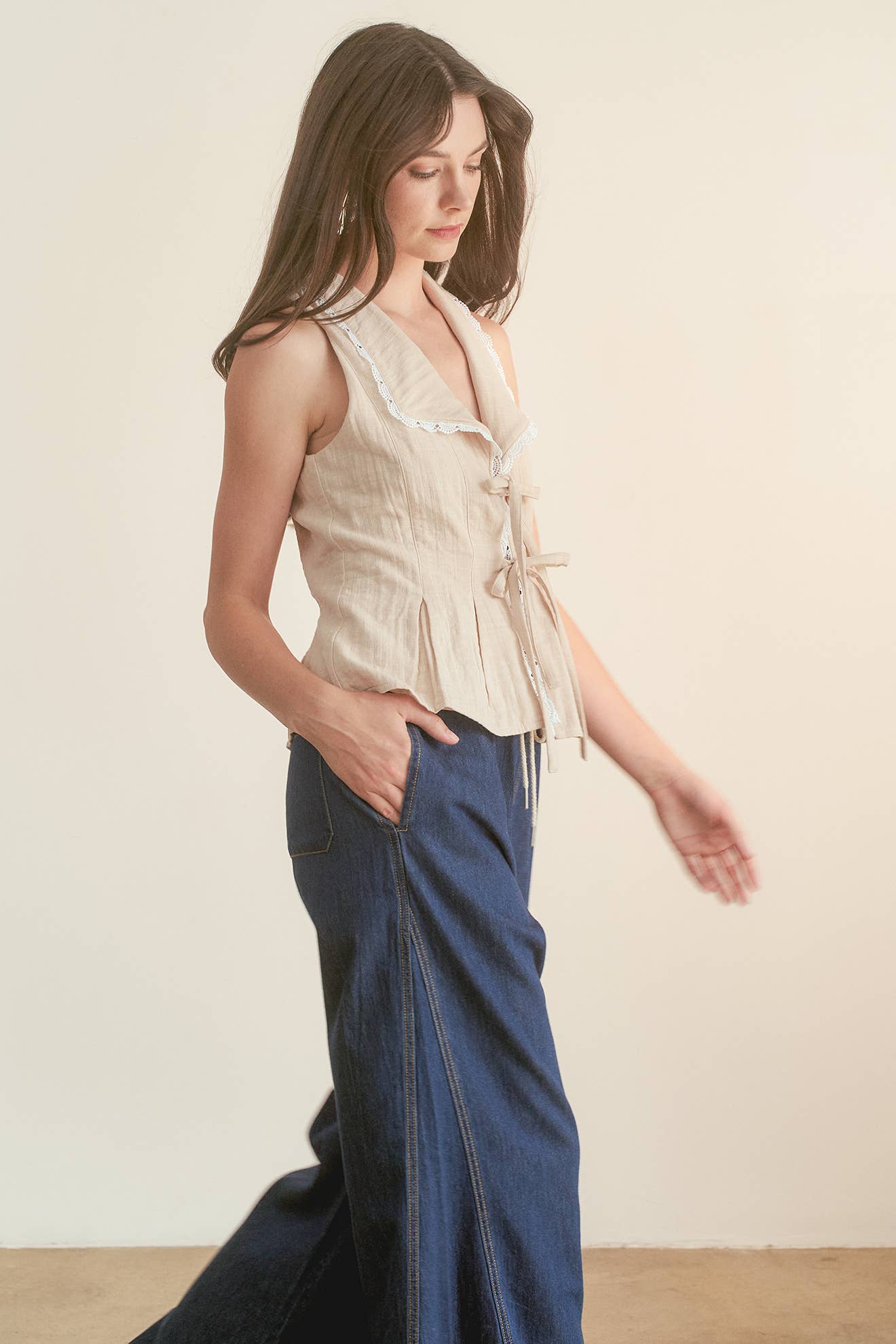 Scallop Edge Lace Detail Collar Vest Top