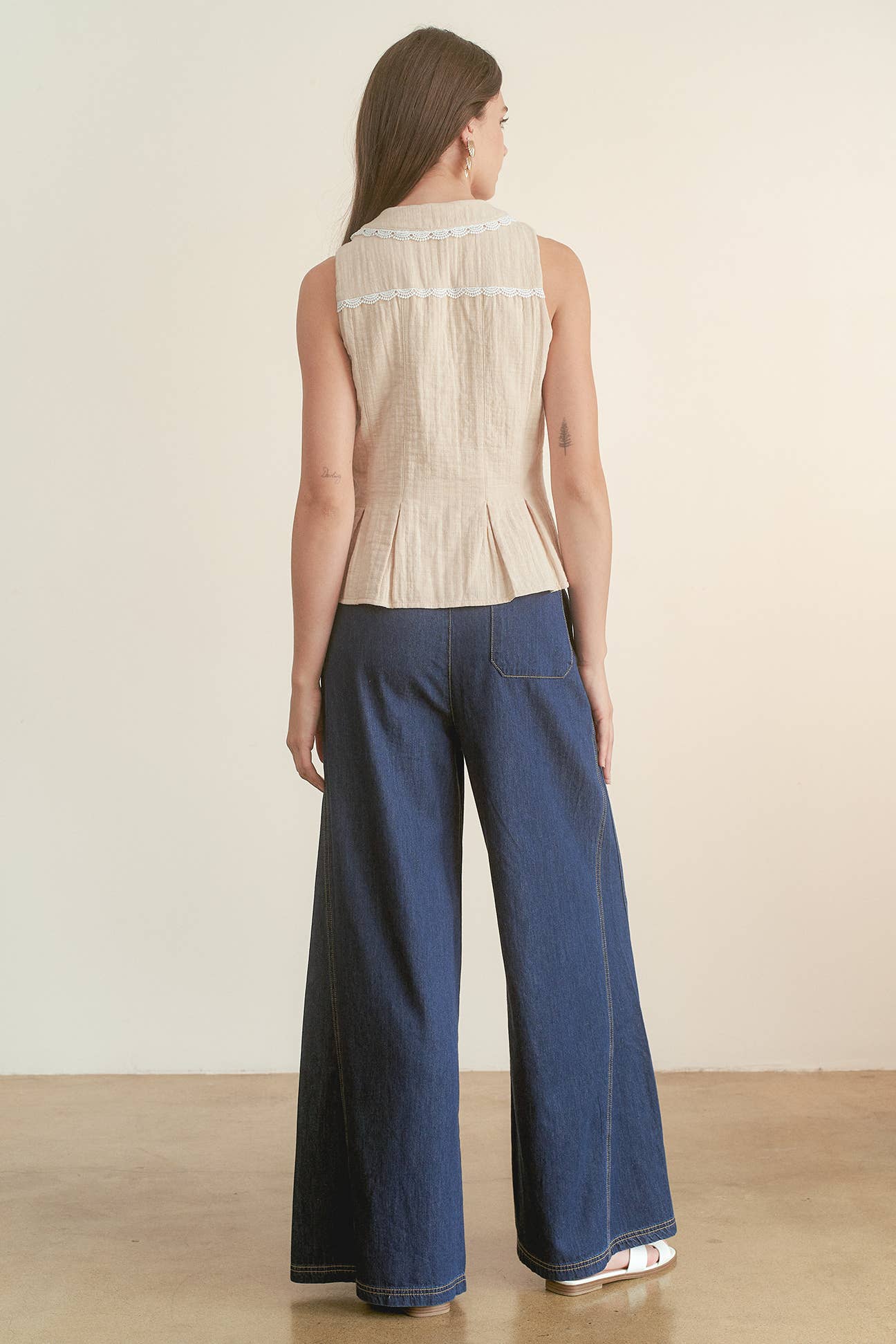 Scallop Edge Lace Detail Collar Vest Top